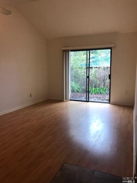 Detail Gallery Image 3 of 13 For 19 Redwood Ct, Santa Rosa,  CA 95409 - 3 Beds | 2 Baths