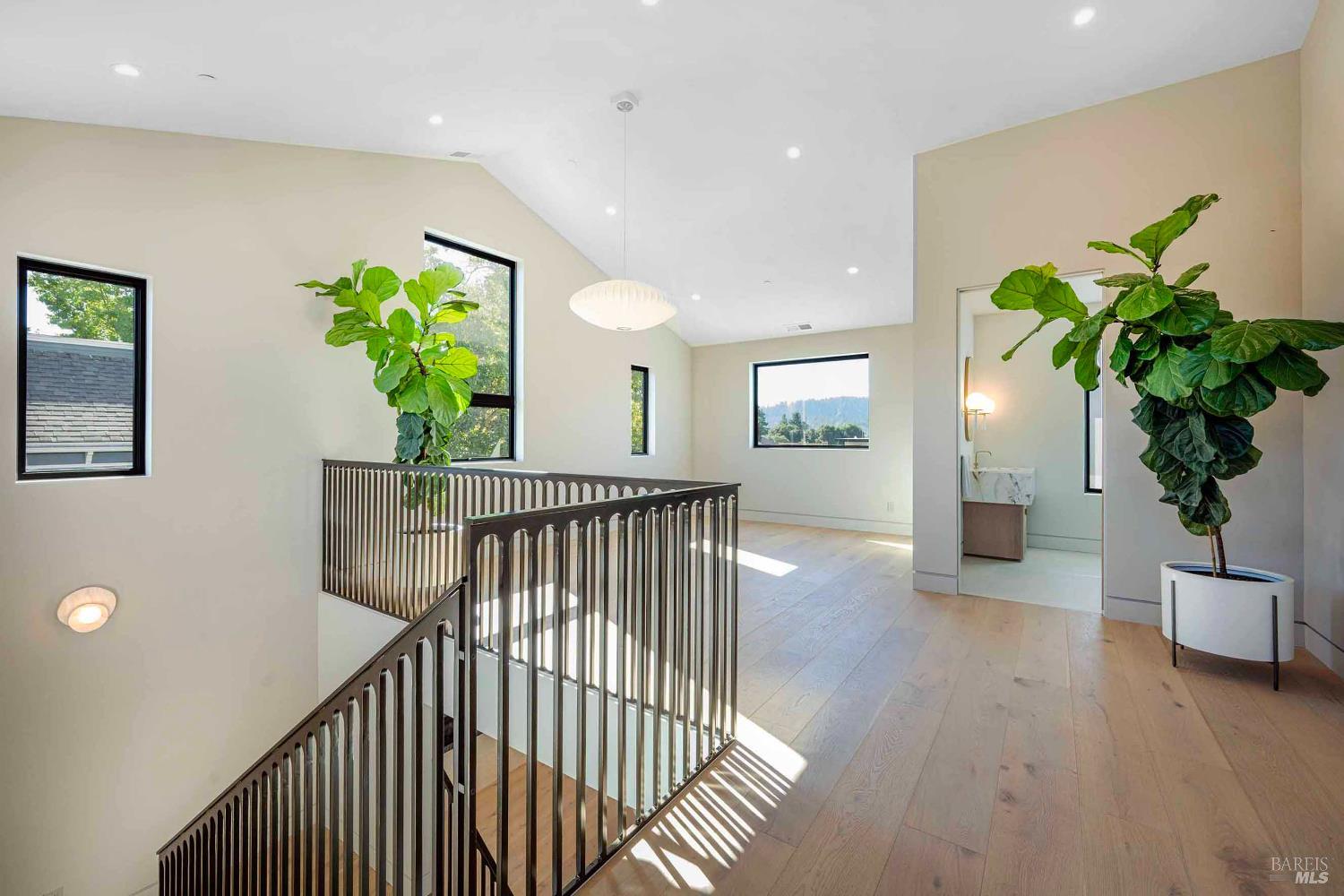 Detail Gallery Image 21 of 39 For 983 Grove St, Healdsburg,  CA 95448 - 5 Beds | 5/3 Baths