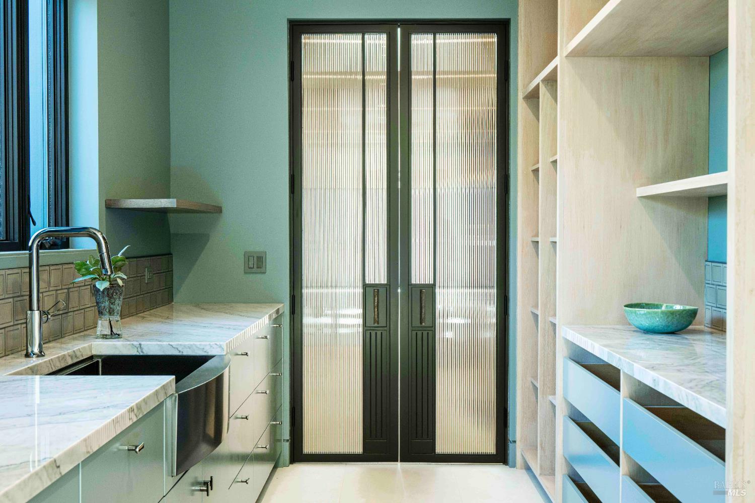 Detail Gallery Image 10 of 39 For 983 Grove St, Healdsburg,  CA 95448 - 5 Beds | 5/3 Baths