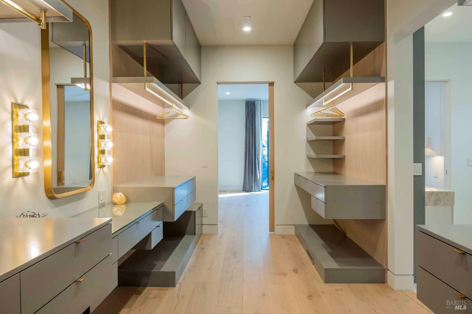 Detail Gallery Image 17 of 39 For 983 Grove St, Healdsburg,  CA 95448 - 5 Beds | 5/3 Baths