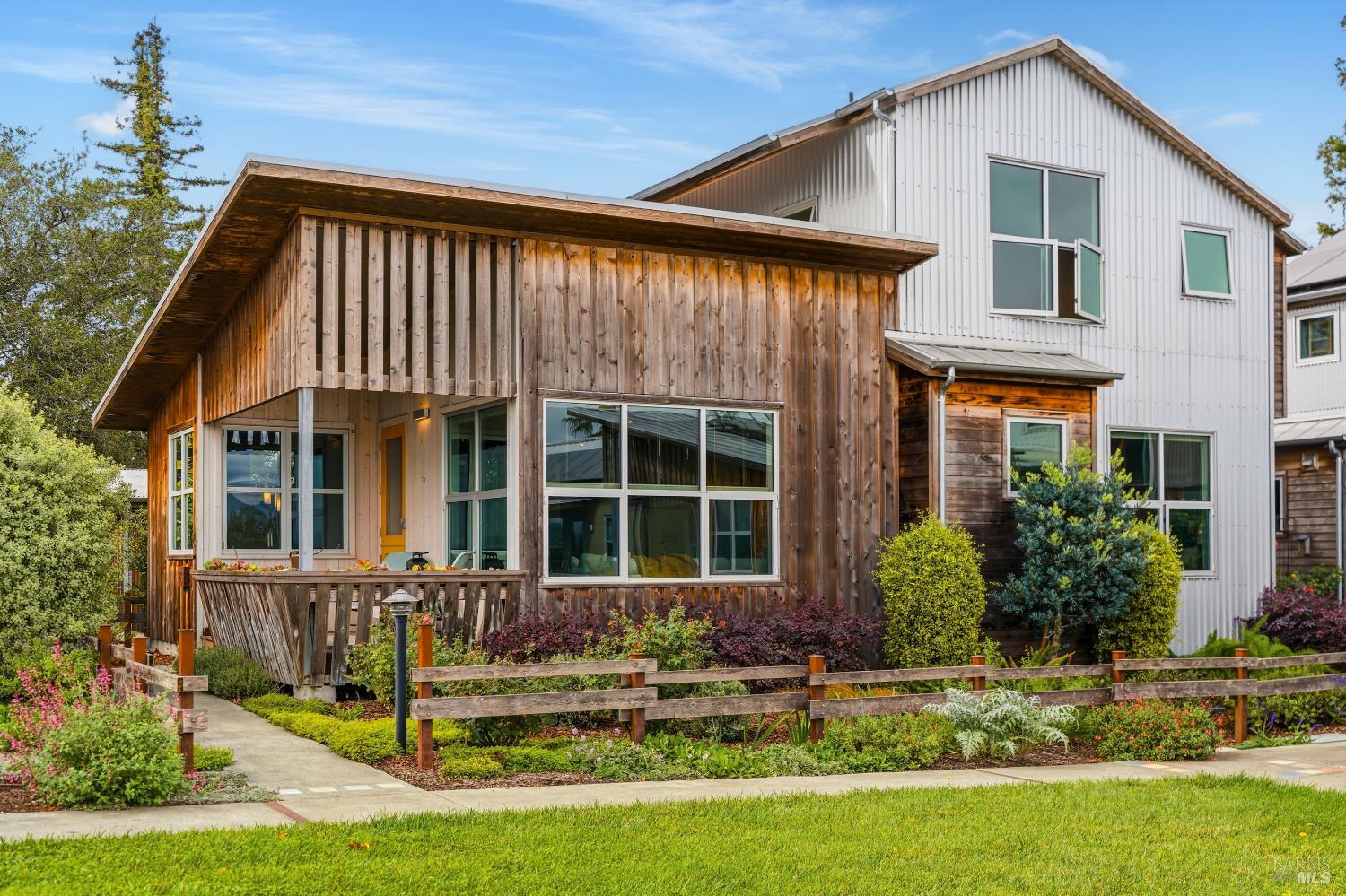 Detail Gallery Image 3 of 88 For 732 Keller Ct, Petaluma,  CA 94952 - 2 Beds | 2/1 Baths