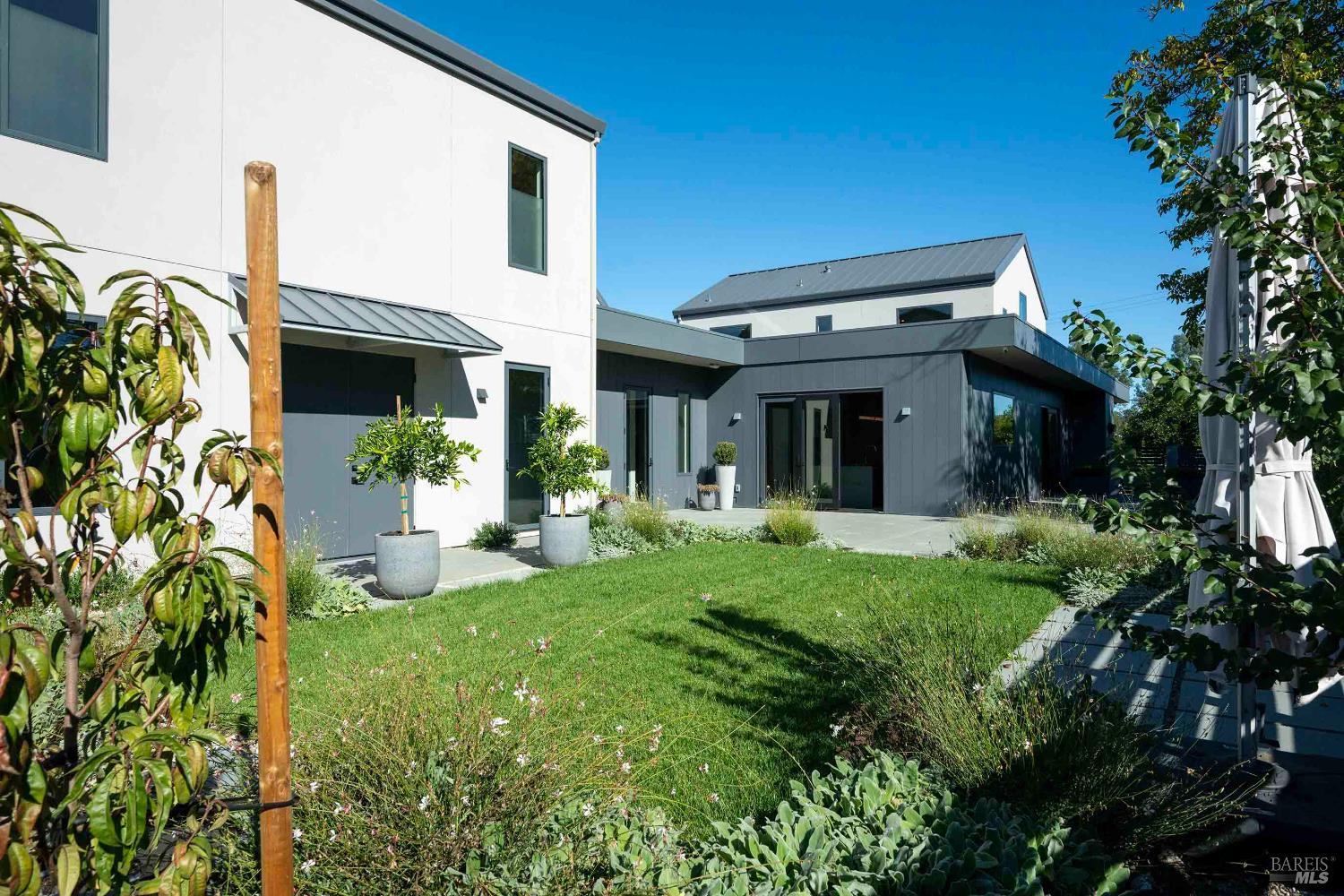 Detail Gallery Image 39 of 39 For 983 Grove St, Healdsburg,  CA 95448 - 5 Beds | 5/3 Baths