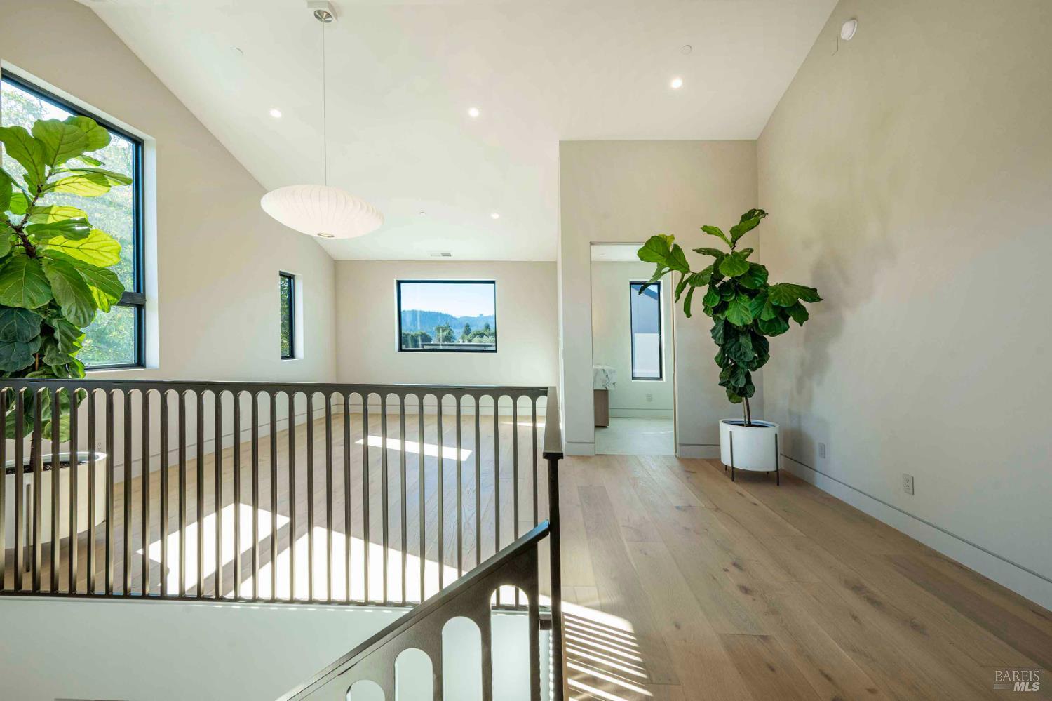 Detail Gallery Image 22 of 39 For 983 Grove St, Healdsburg,  CA 95448 - 5 Beds | 5/3 Baths