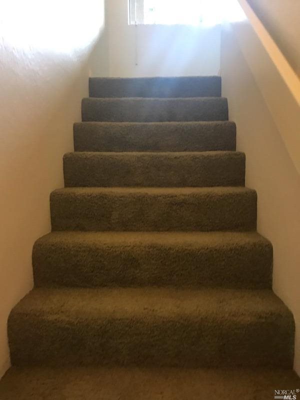 Detail Gallery Image 10 of 13 For 19 Redwood Ct, Santa Rosa,  CA 95409 - 3 Beds | 2 Baths