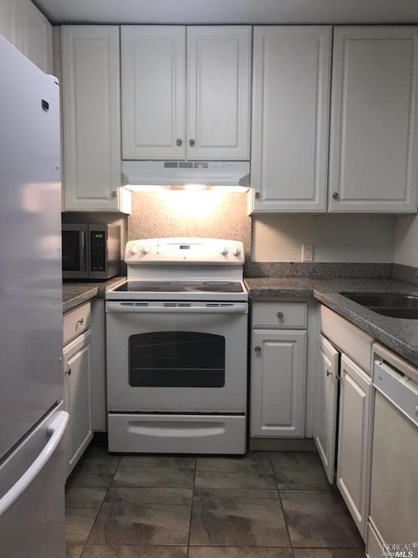 Detail Gallery Image 4 of 13 For 19 Redwood Ct, Santa Rosa,  CA 95409 - 3 Beds | 2 Baths