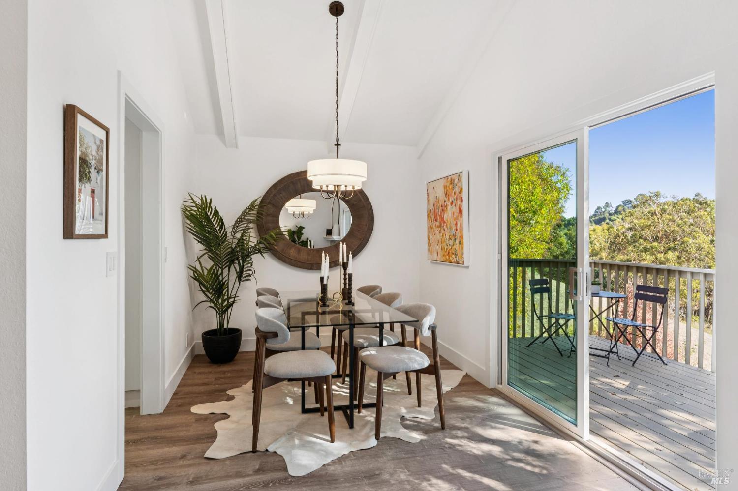 Detail Gallery Image 3 of 31 For 24 Brooke Cir, Mill Valley,  CA 94941 - 2 Beds | 2 Baths