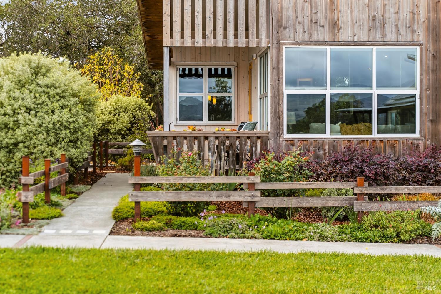 Detail Gallery Image 4 of 88 For 732 Keller Ct, Petaluma,  CA 94952 - 2 Beds | 2/1 Baths