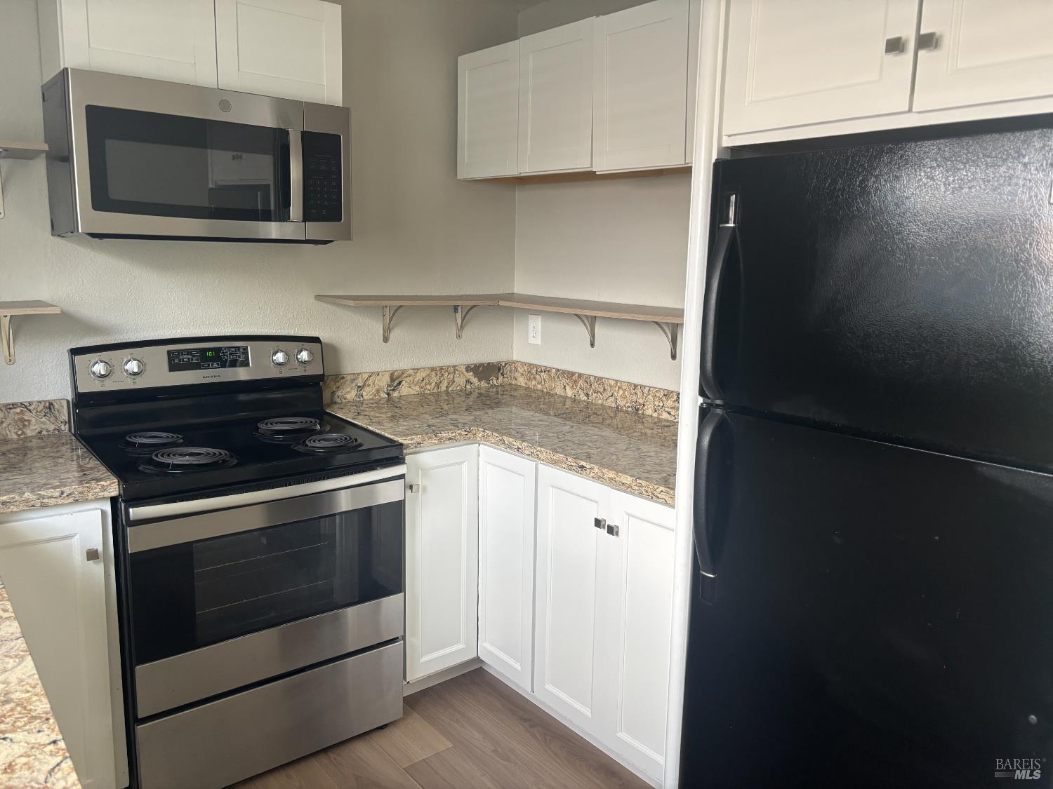 Detail Gallery Image 4 of 12 For 221 College View Dr, Rohnert Park,  CA 94928 - 3 Beds | 1/1 Baths