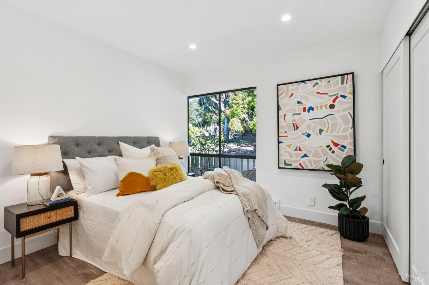 Detail Gallery Image 12 of 31 For 24 Brooke Cir, Mill Valley,  CA 94941 - 2 Beds | 2 Baths