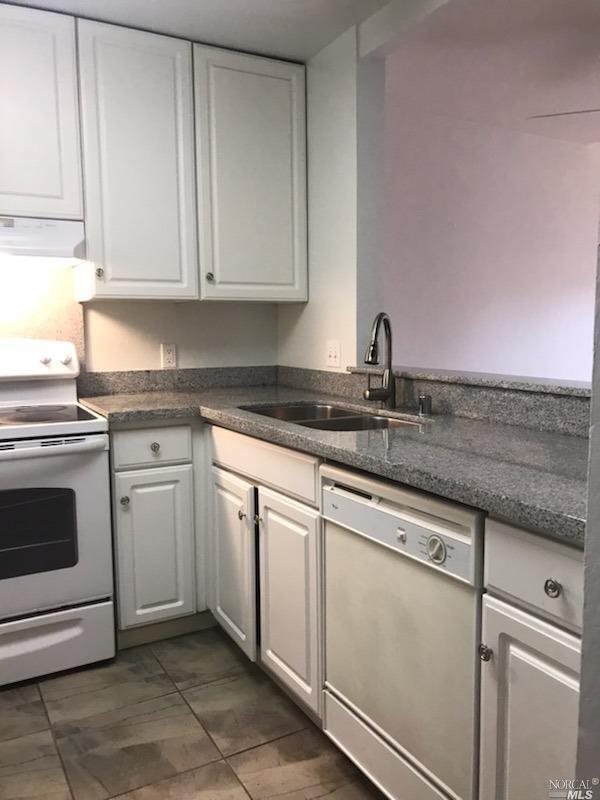 Detail Gallery Image 5 of 13 For 19 Redwood Ct, Santa Rosa,  CA 95409 - 3 Beds | 2 Baths