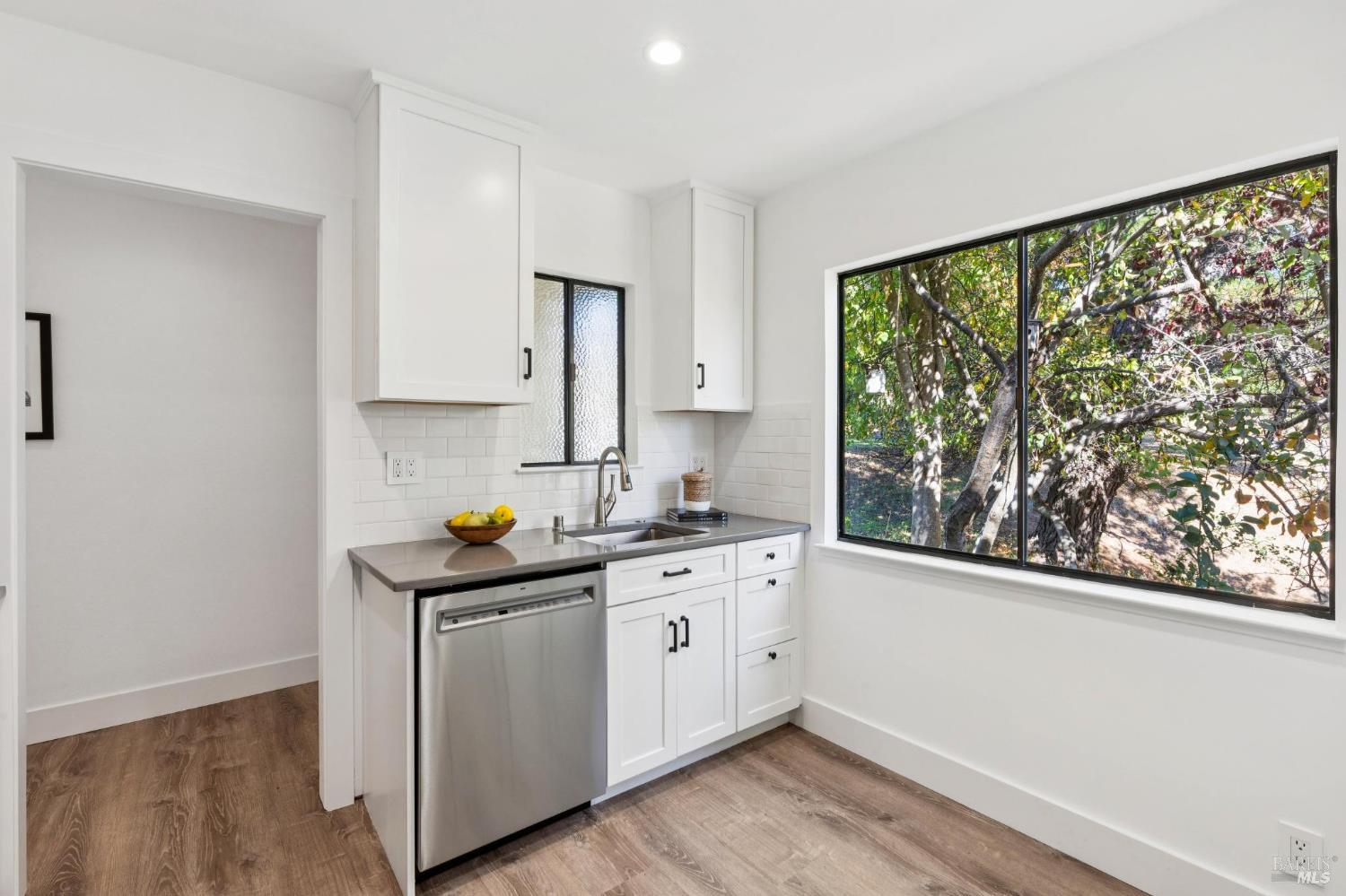 Detail Gallery Image 8 of 31 For 24 Brooke Cir, Mill Valley,  CA 94941 - 2 Beds | 2 Baths