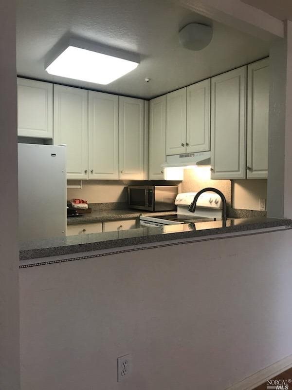 Detail Gallery Image 6 of 13 For 19 Redwood Ct, Santa Rosa,  CA 95409 - 3 Beds | 2 Baths