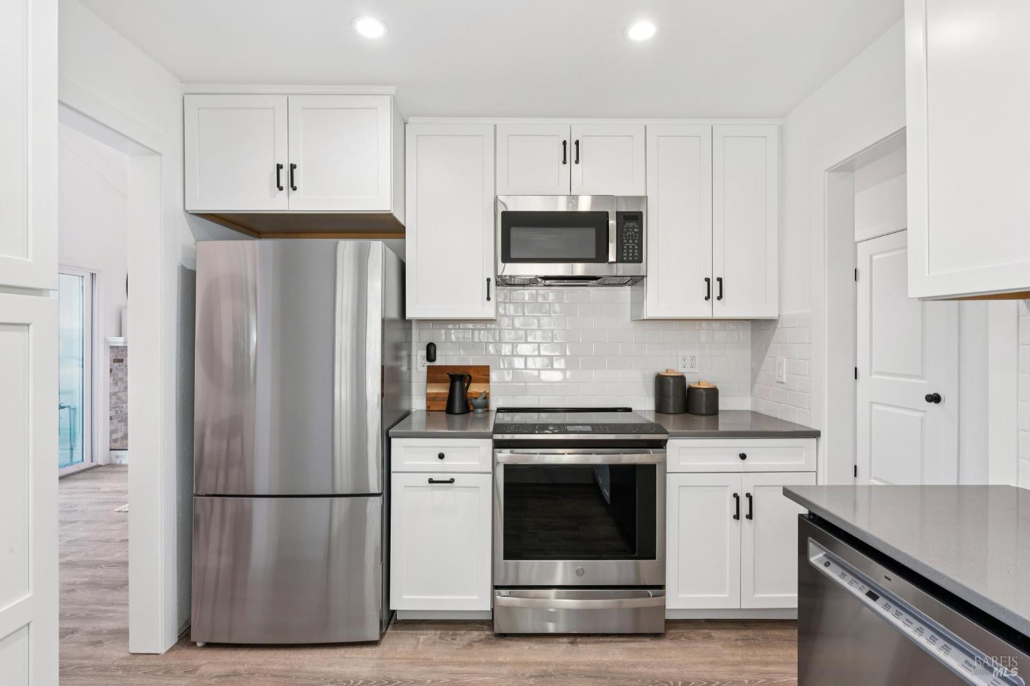 Detail Gallery Image 7 of 31 For 24 Brooke Cir, Mill Valley,  CA 94941 - 2 Beds | 2 Baths