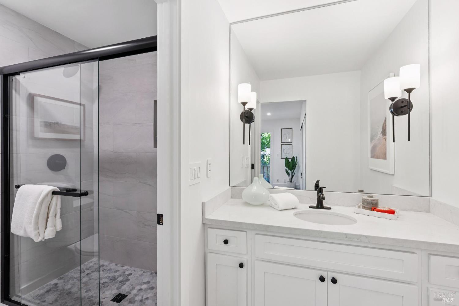 Detail Gallery Image 11 of 31 For 24 Brooke Cir, Mill Valley,  CA 94941 - 2 Beds | 2 Baths