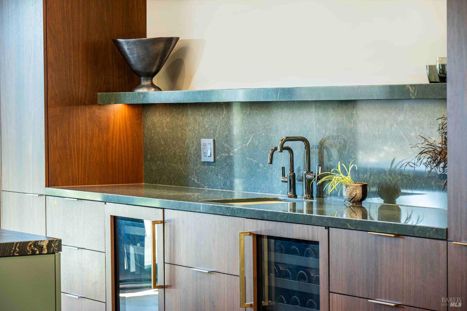 Detail Gallery Image 8 of 39 For 983 Grove St, Healdsburg,  CA 95448 - 5 Beds | 5/3 Baths