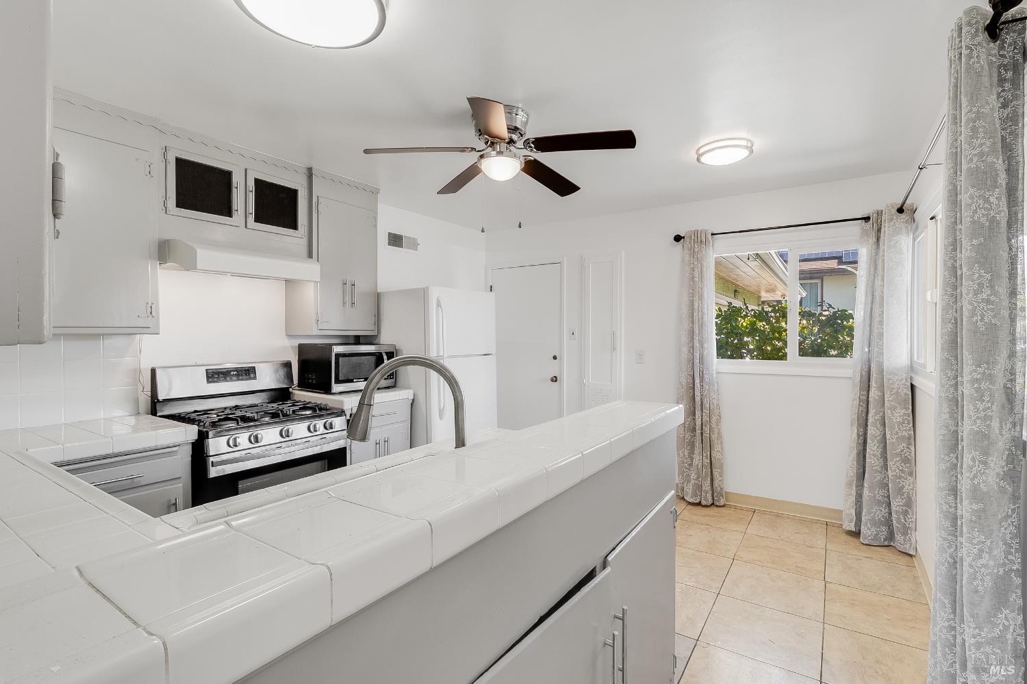 Detail Gallery Image 10 of 38 For 335 Hermosa Ave, Vallejo,  CA 94589 - 3 Beds | 1/1 Baths