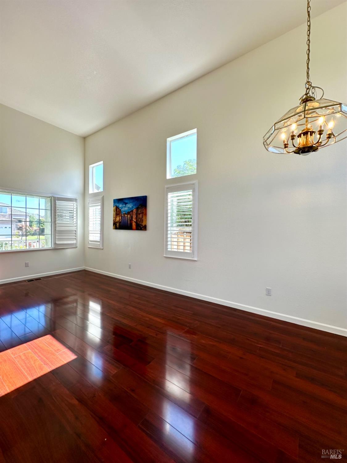 Detail Gallery Image 13 of 68 For 622 Stonehenge Ct, Fairfield,  CA 94534 - 5 Beds | 3 Baths