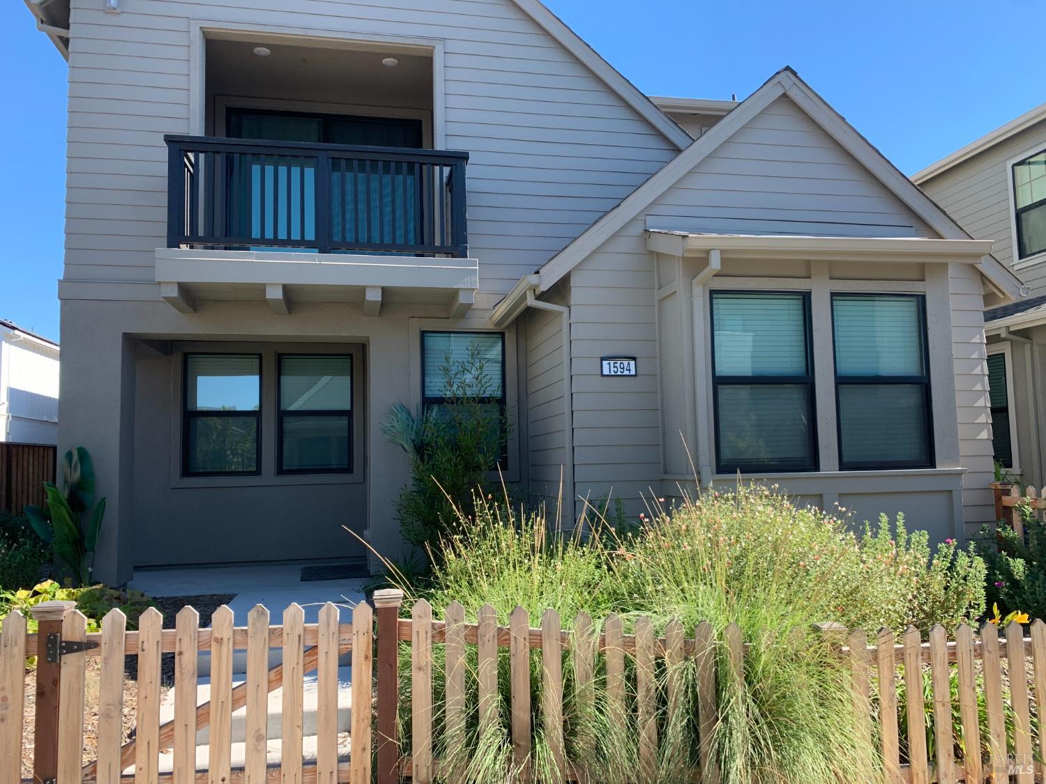 1594 NE Waterside Lane NE