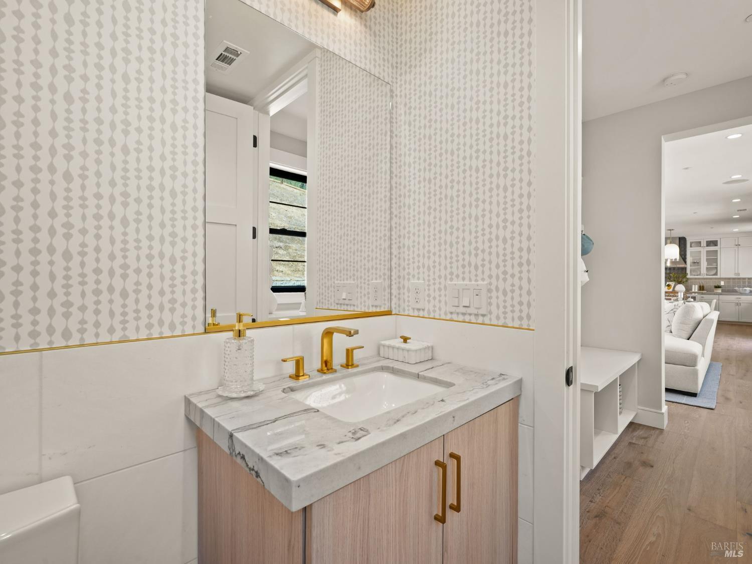 Detail Gallery Image 7 of 49 For 23 Erin Dr, San Rafael,  CA 94903 - 4 Beds | 4/1 Baths