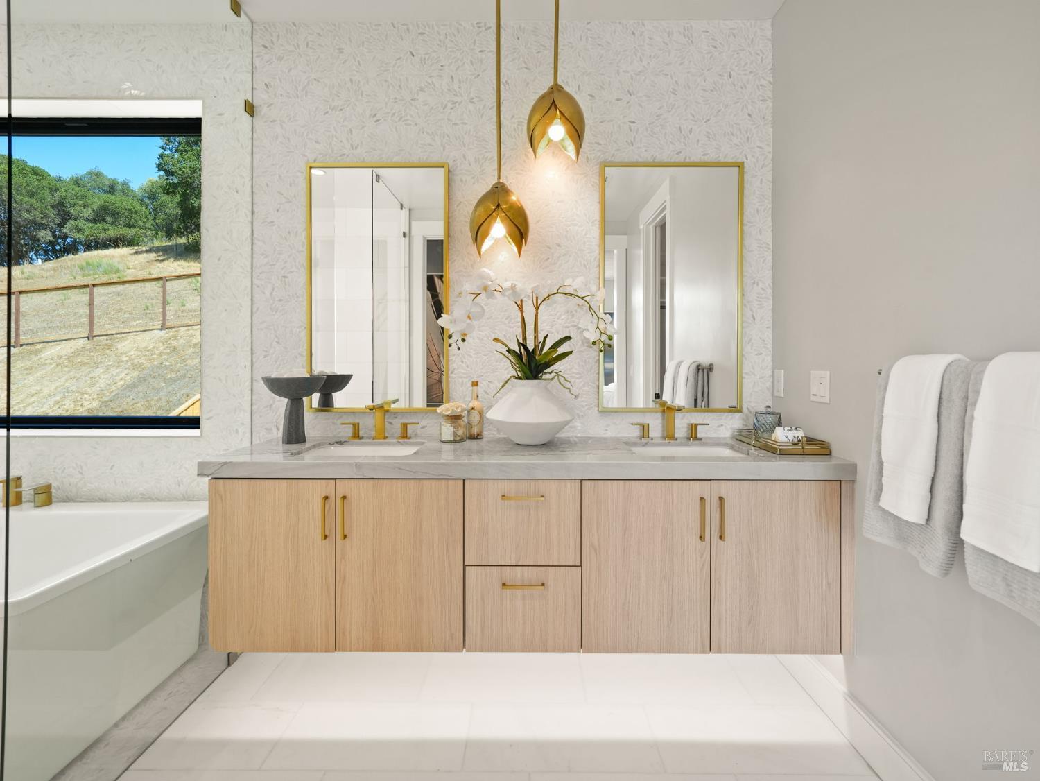 Detail Gallery Image 33 of 49 For 23 Erin Dr, San Rafael,  CA 94903 - 4 Beds | 4/1 Baths