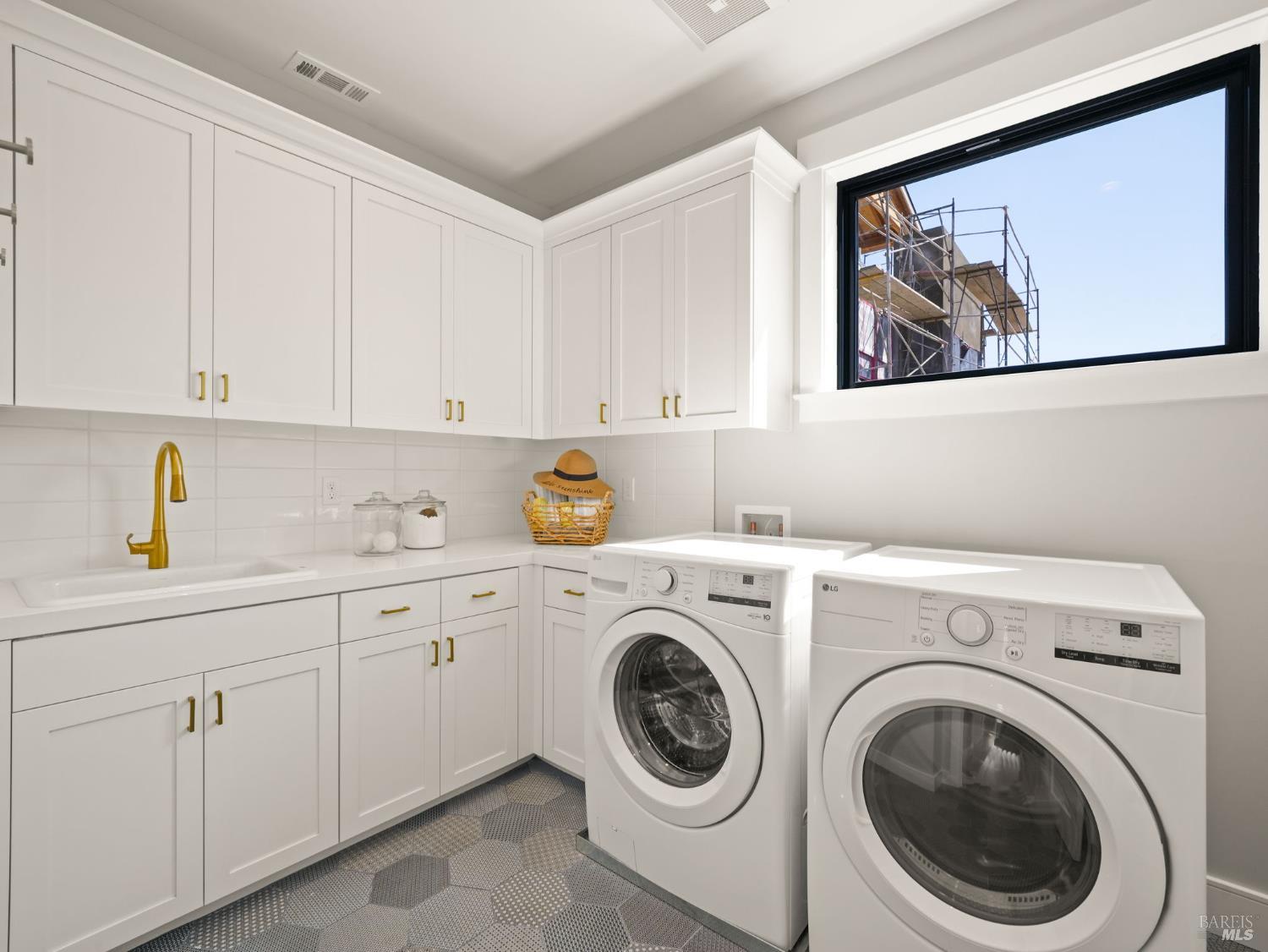 Detail Gallery Image 22 of 53 For 110 Erin Ct, San Rafael,  CA 94903 - 4 Beds | 4/1 Baths