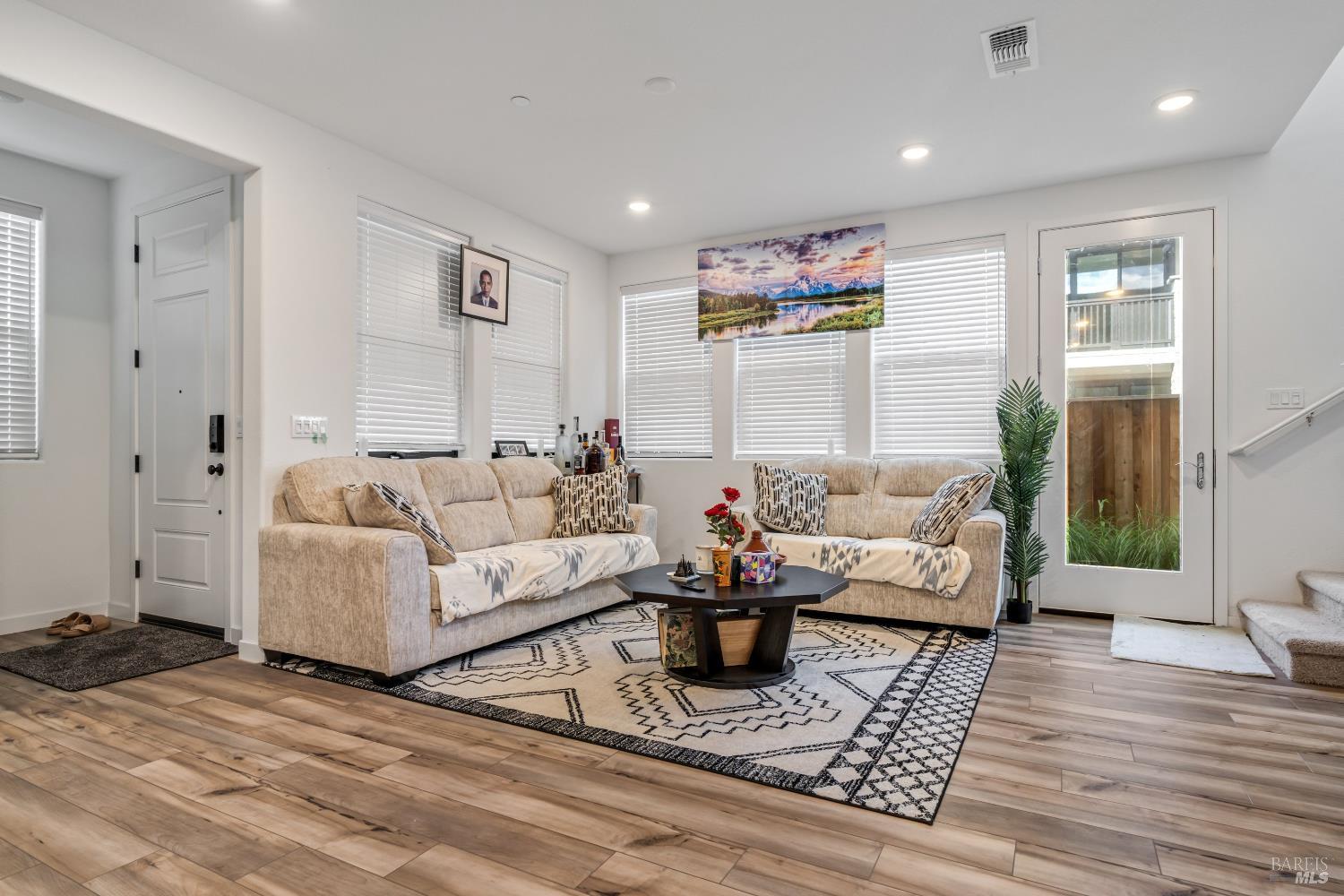 Detail Gallery Image 3 of 22 For 1594 Ne Waterside Ln, Rohnert Park,  CA 94928 - 3 Beds | 2/1 Baths