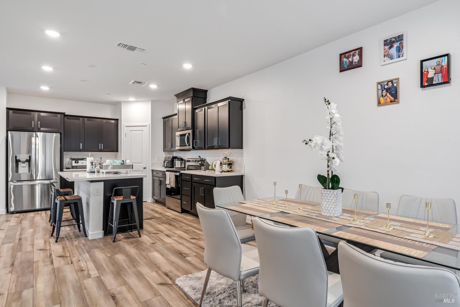 Detail Gallery Image 6 of 22 For 1594 Ne Waterside Ln, Rohnert Park,  CA 94928 - 3 Beds | 2/1 Baths