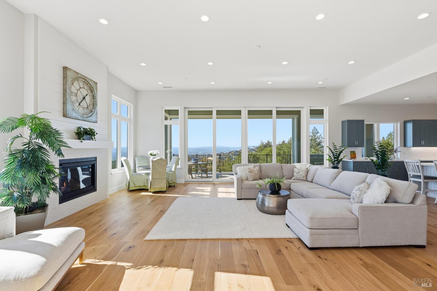 Detail Gallery Image 10 of 48 For 3945 Parker Hill Rd, Santa Rosa,  CA 95404 - 4 Beds | 4/1 Baths