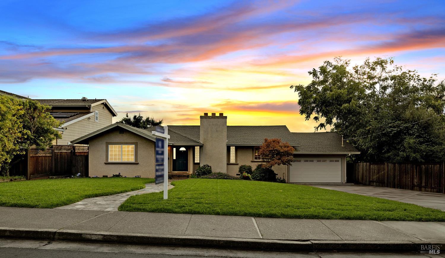 Detail Gallery Image 2 of 23 For 650 W J St, Benicia,  CA 94510 - 3 Beds | 3 Baths