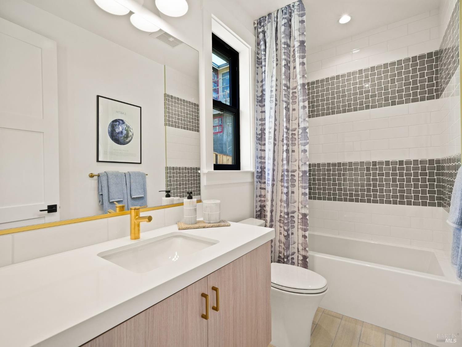 Detail Gallery Image 28 of 49 For 23 Erin Dr, San Rafael,  CA 94903 - 4 Beds | 4/1 Baths