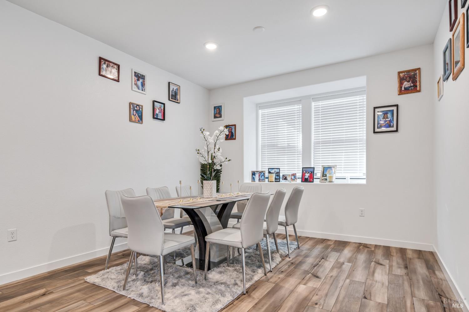 Detail Gallery Image 5 of 22 For 1594 Ne Waterside Ln, Rohnert Park,  CA 94928 - 3 Beds | 2/1 Baths