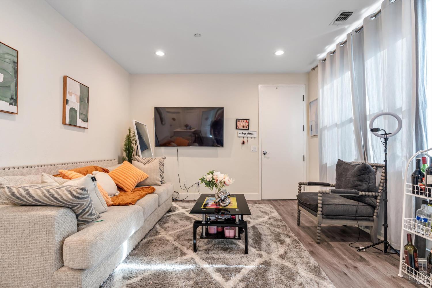 Detail Gallery Image 3 of 23 For 2666 Se Franz Kafka Ave, Santa Rosa,  CA 95404 - 3 Beds | 2 Baths