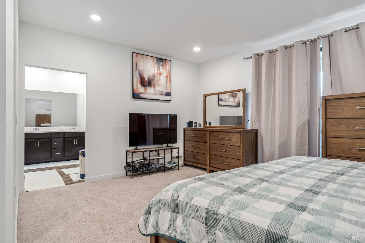 Detail Gallery Image 14 of 22 For 1594 Ne Waterside Ln, Rohnert Park,  CA 94928 - 3 Beds | 2/1 Baths