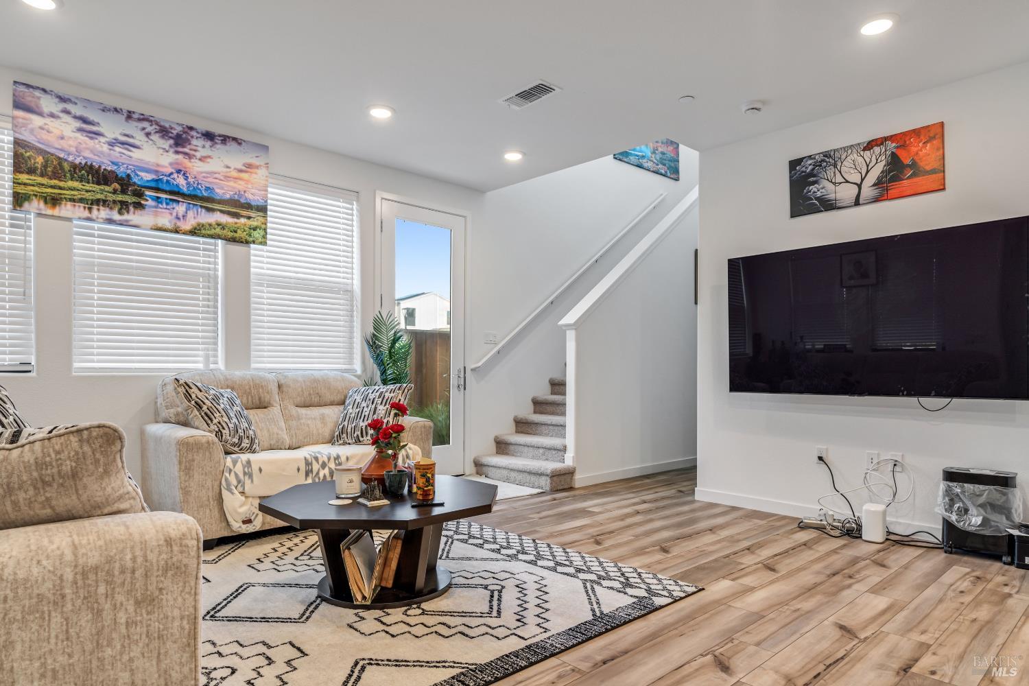 Detail Gallery Image 4 of 22 For 1594 Ne Waterside Ln, Rohnert Park,  CA 94928 - 3 Beds | 2/1 Baths