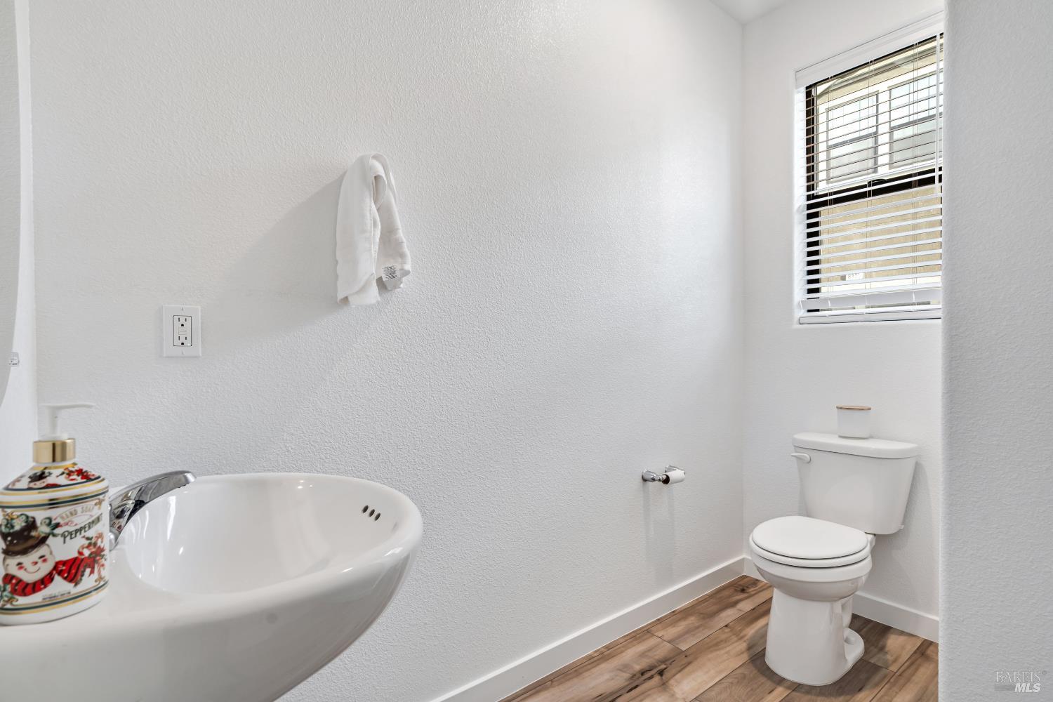 Detail Gallery Image 10 of 22 For 1594 Ne Waterside Ln, Rohnert Park,  CA 94928 - 3 Beds | 2/1 Baths