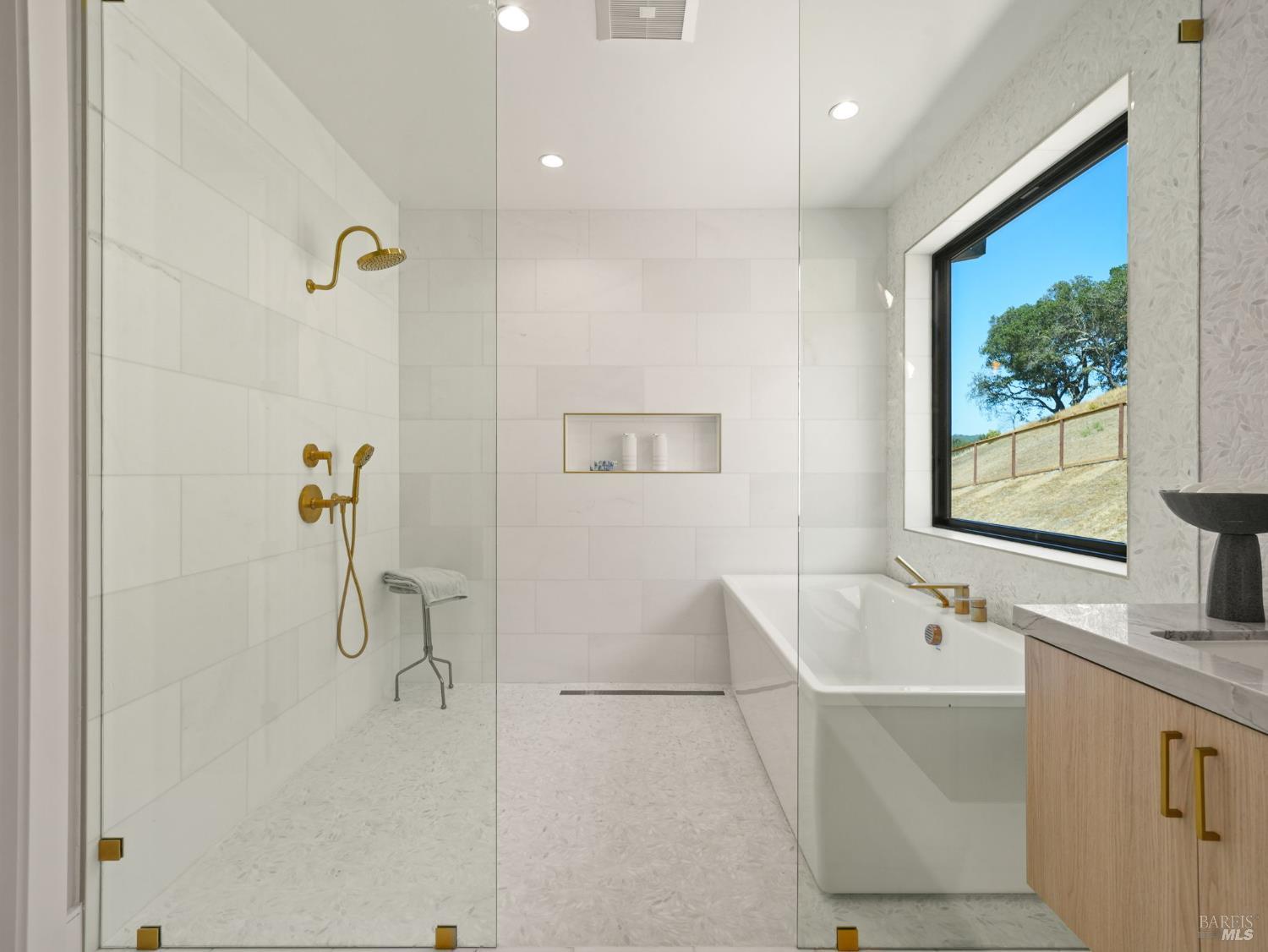 Detail Gallery Image 34 of 49 For 23 Erin Dr, San Rafael,  CA 94903 - 4 Beds | 4/1 Baths