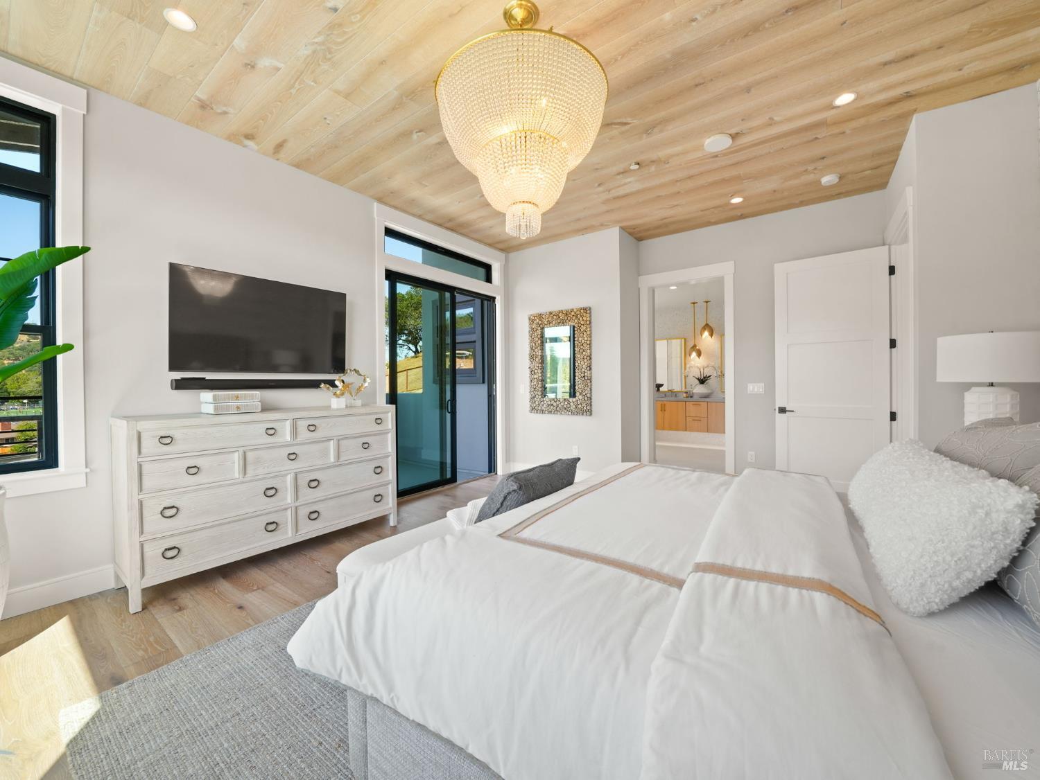 Detail Gallery Image 31 of 49 For 23 Erin Dr, San Rafael,  CA 94903 - 4 Beds | 4/1 Baths