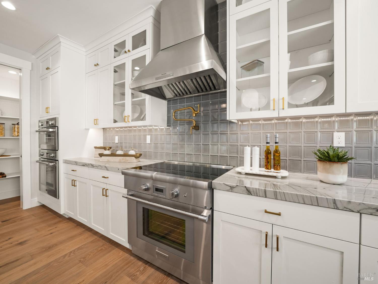 Detail Gallery Image 12 of 49 For 23 Erin Dr, San Rafael,  CA 94903 - 4 Beds | 4/1 Baths