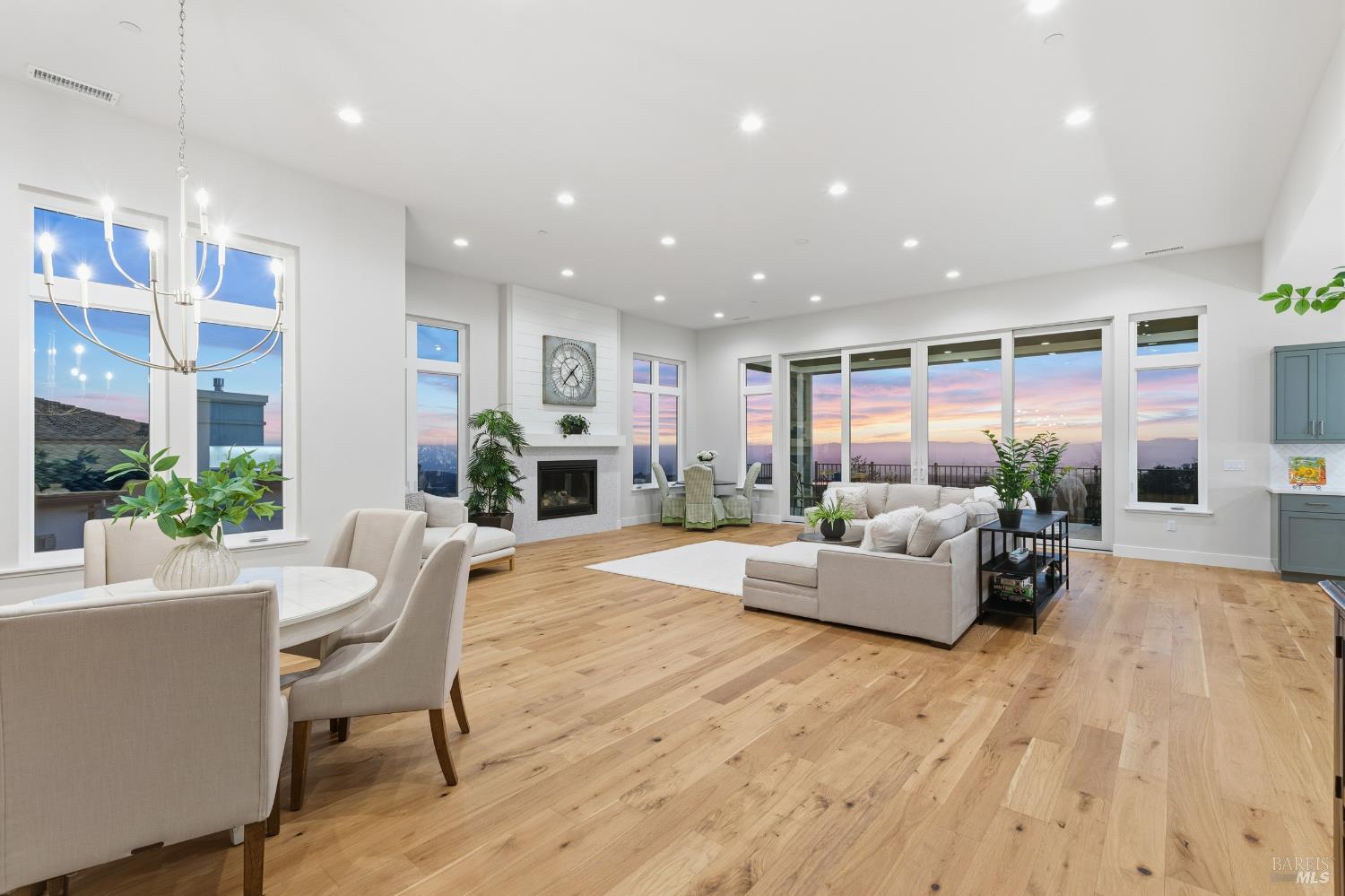 Detail Gallery Image 3 of 48 For 3945 Parker Hill Rd, Santa Rosa,  CA 95404 - 4 Beds | 4/1 Baths