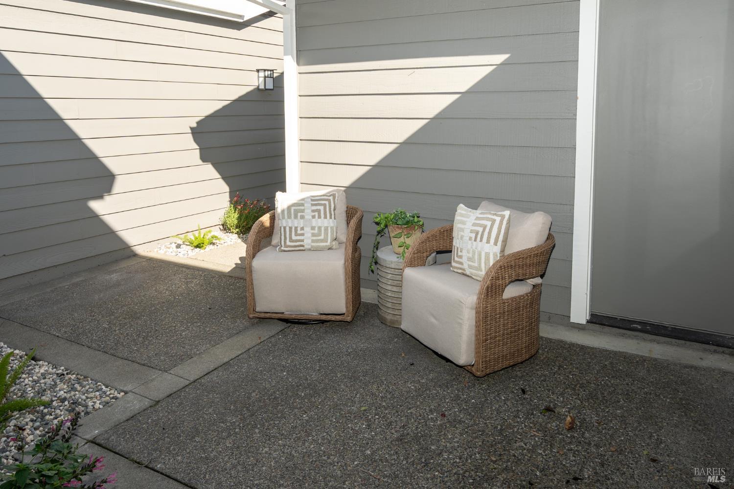 Detail Gallery Image 3 of 47 For 16 Drakes View Cir, Greenbrae,  CA 94904 - 3 Beds | 2/1 Baths