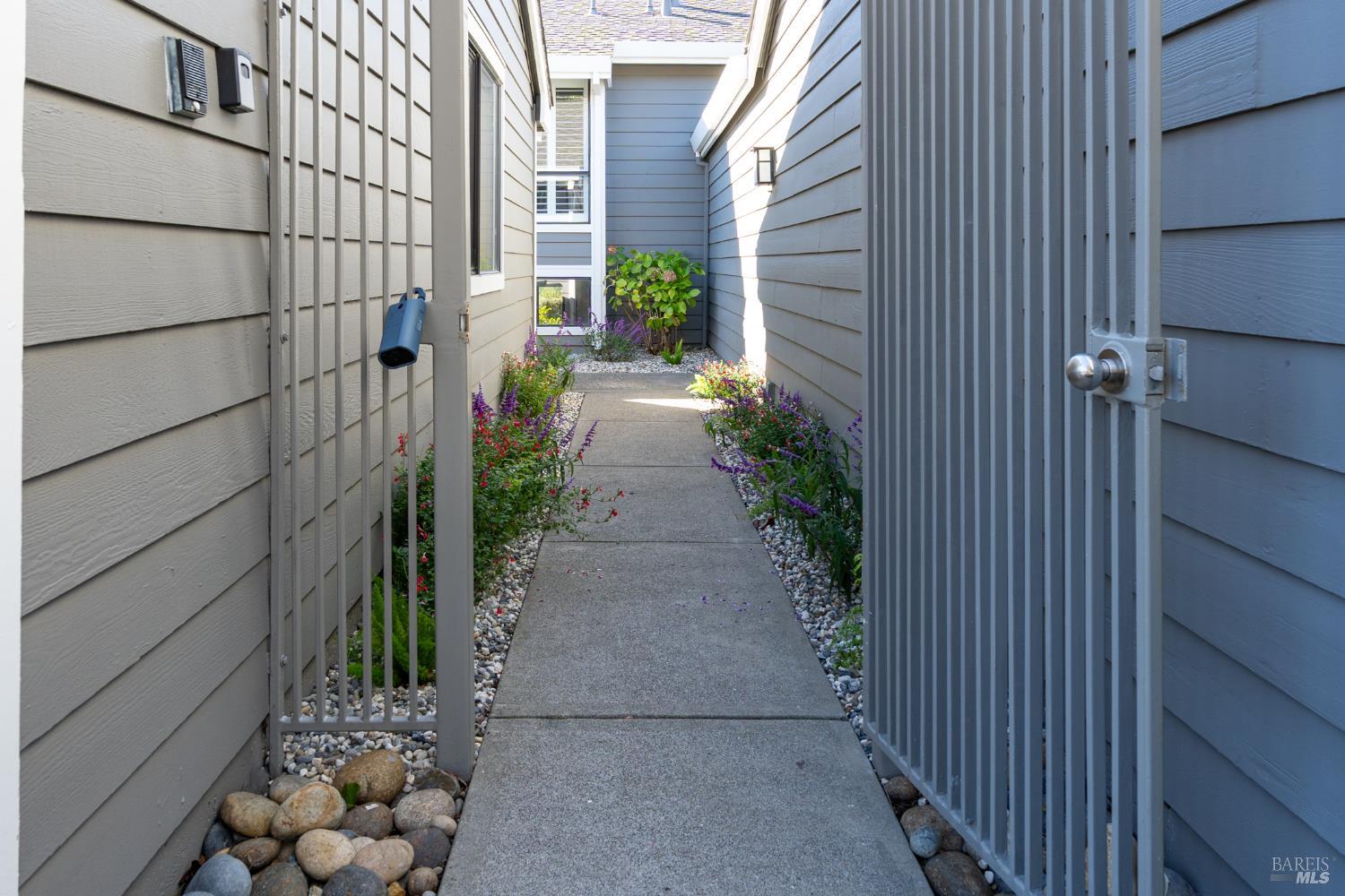 Detail Gallery Image 2 of 47 For 16 Drakes View Cir, Greenbrae,  CA 94904 - 3 Beds | 2/1 Baths