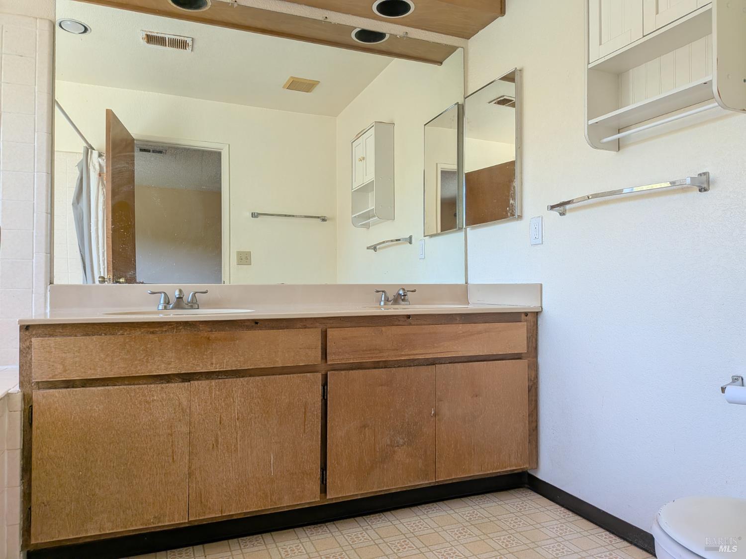 Detail Gallery Image 12 of 18 For 2420 Shoreline Dr, Napa,  CA 94558 - 4 Beds | 3 Baths