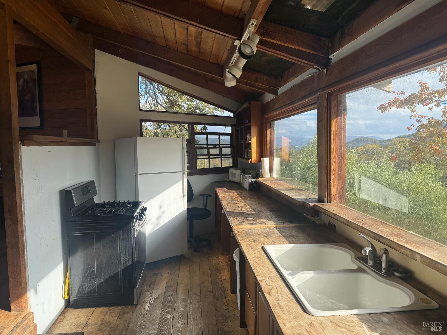 Detail Gallery Image 4 of 36 For 4411 Moose Rd, Ukiah,  CA 95482 - 2 Beds | 0/1 Baths