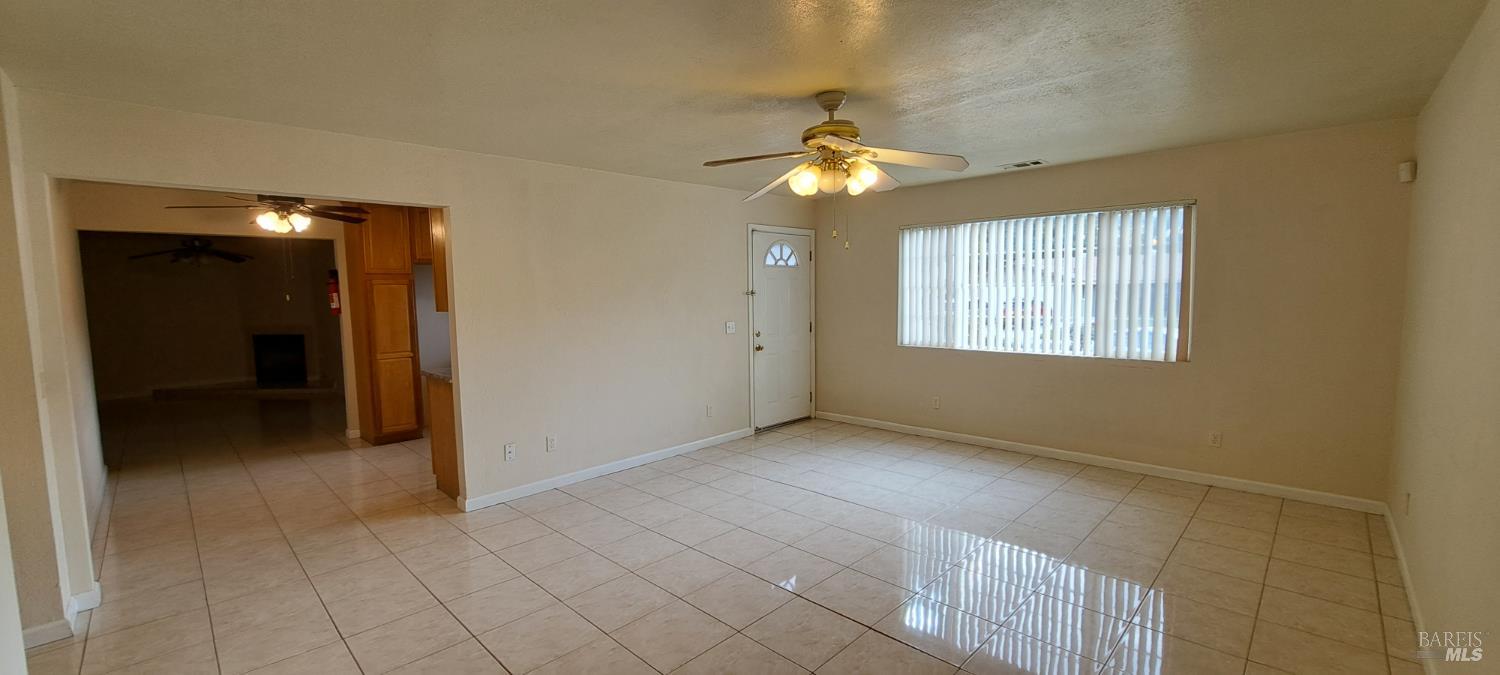 Detail Gallery Image 4 of 27 For 355 Spindrift Way, Vacaville,  CA 95687 - 3 Beds | 2 Baths