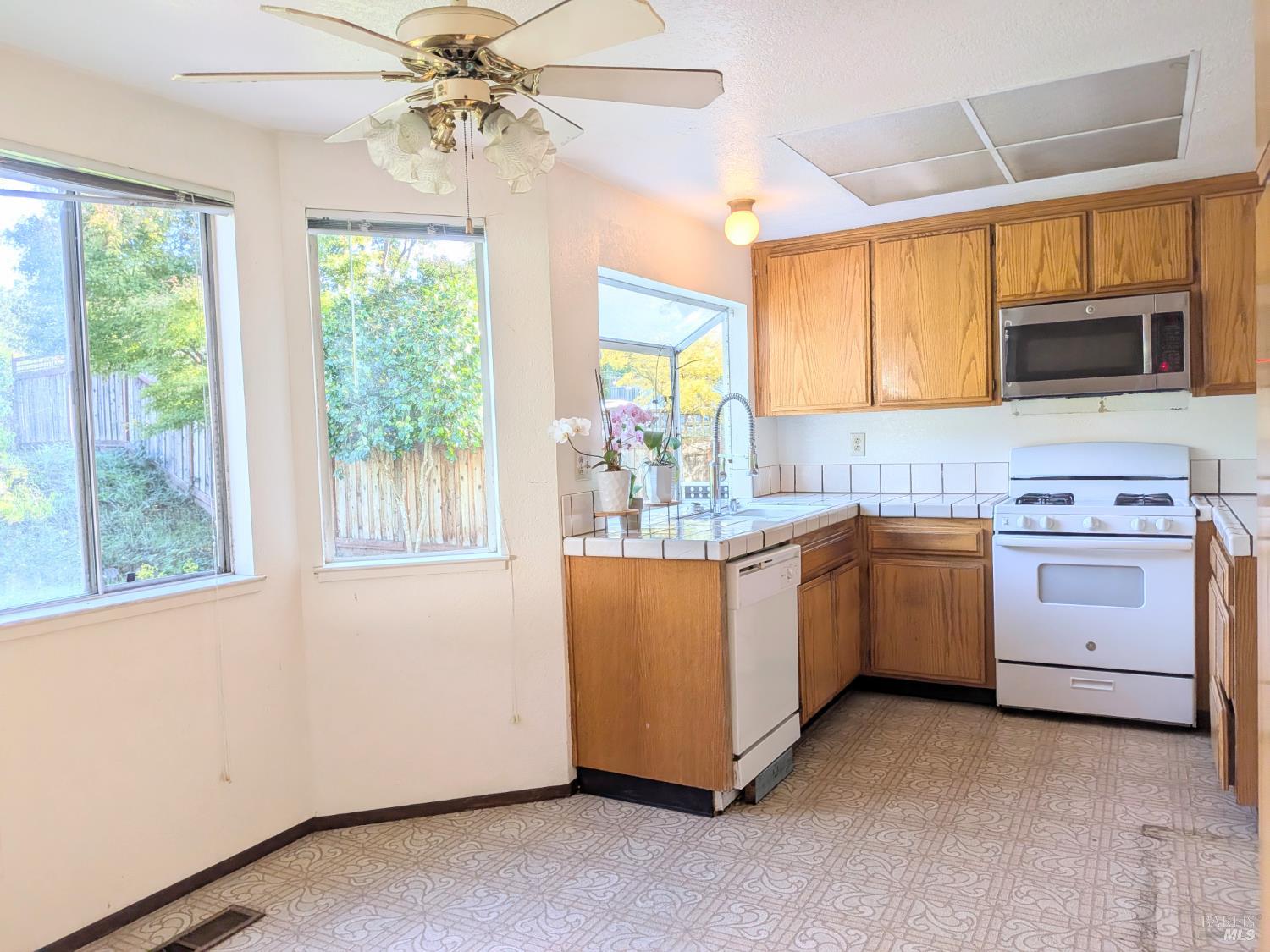 Detail Gallery Image 5 of 18 For 2420 Shoreline Dr, Napa,  CA 94558 - 4 Beds | 3 Baths