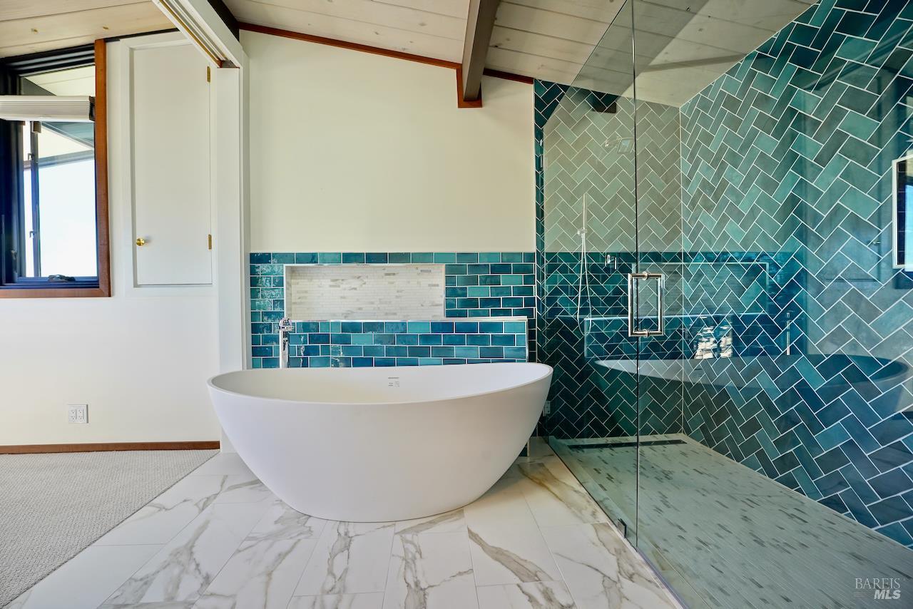 Detail Gallery Image 24 of 45 For 119 Cloud View Rd, Sausalito,  CA 94965 - 3 Beds | 3 Baths