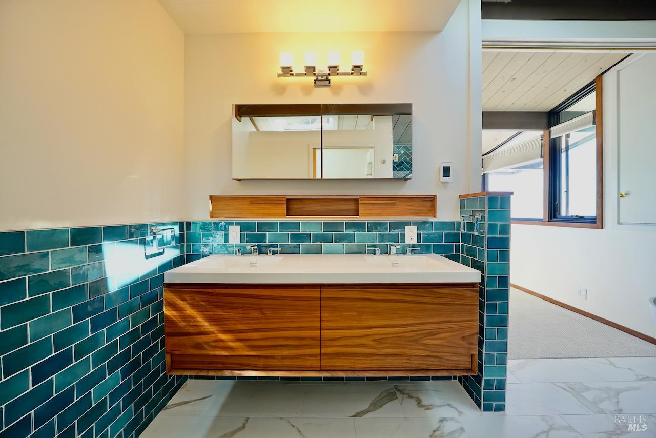 Detail Gallery Image 27 of 45 For 119 Cloud View Rd, Sausalito,  CA 94965 - 3 Beds | 3 Baths