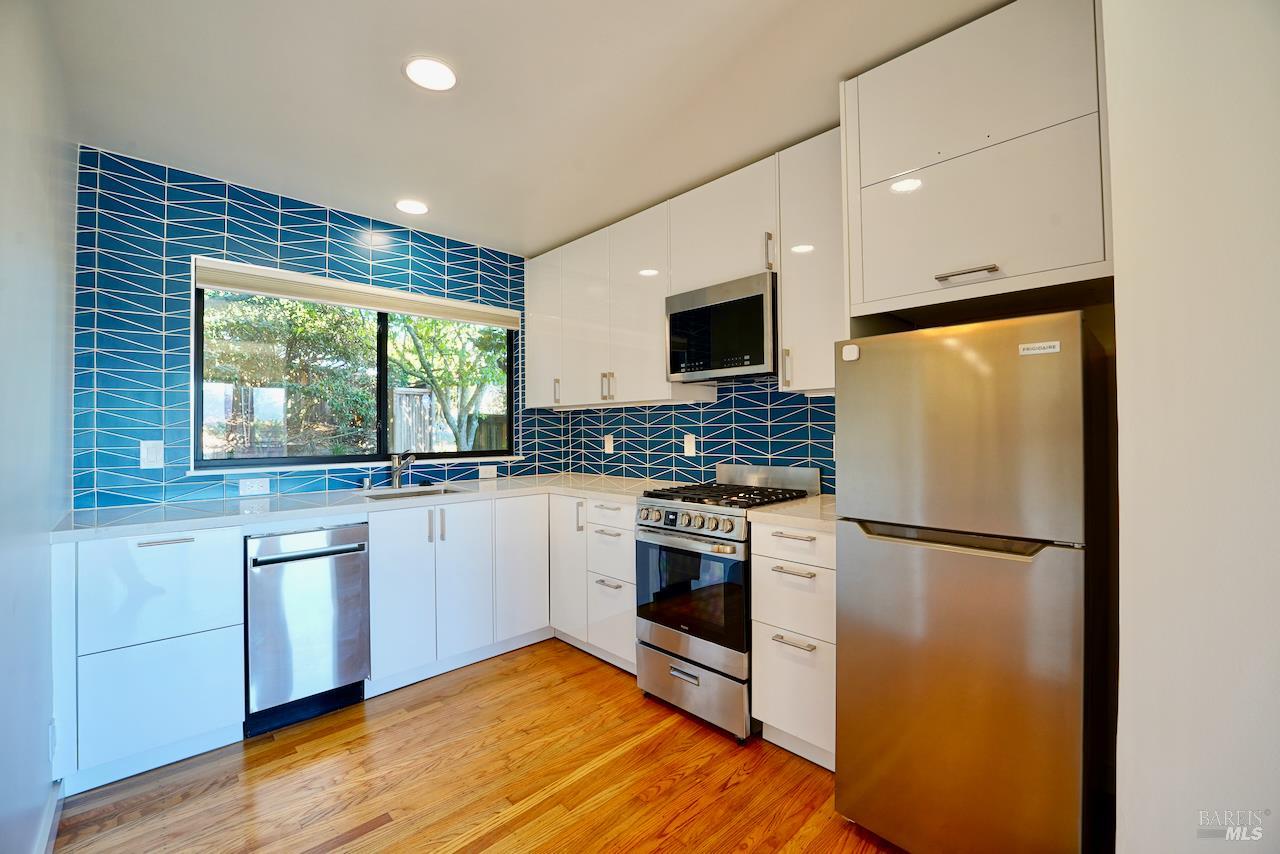 Detail Gallery Image 14 of 45 For 119 Cloud View Rd, Sausalito,  CA 94965 - 3 Beds | 3 Baths