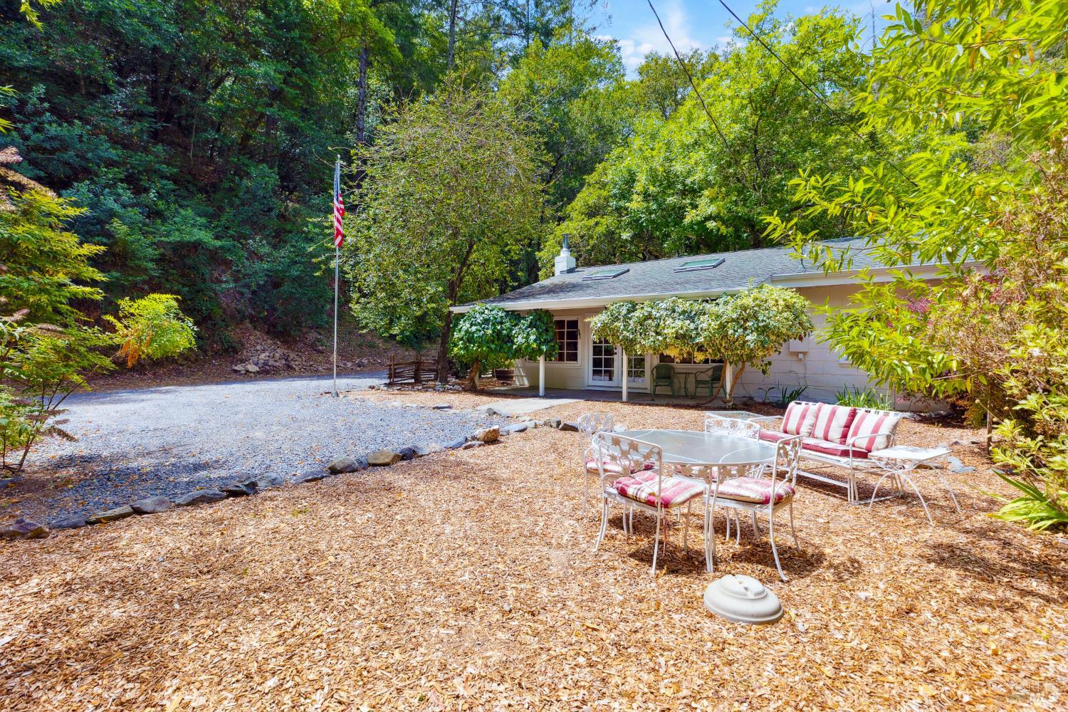 Detail Gallery Image 4 of 37 For 1311 W Dry Creek Rd, Healdsburg,  CA 95448 - 2 Beds | 1/1 Baths