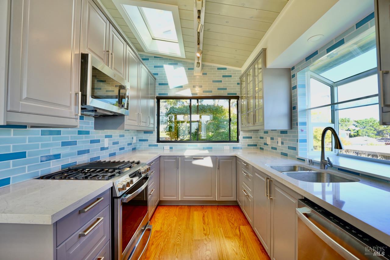 Detail Gallery Image 3 of 45 For 119 Cloud View Rd, Sausalito,  CA 94965 - 3 Beds | 3 Baths